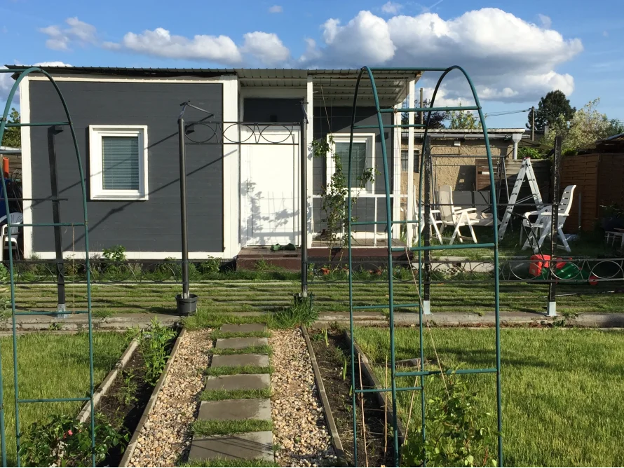 Gartenhaus mit gepflastertem Weg