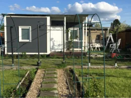 Gartenhaus mit gepflastertem Weg