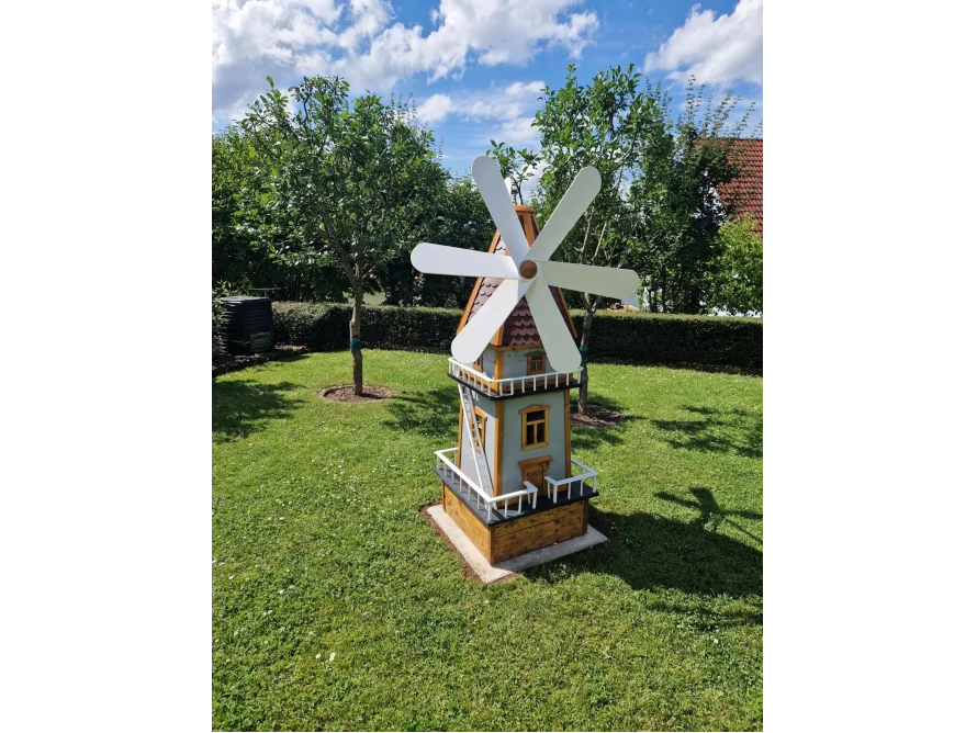 Dekorative Windmühle im Garten
