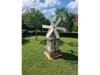 Dekorative Windmühle im Garten