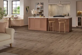 Eine Küche mit Holzboden