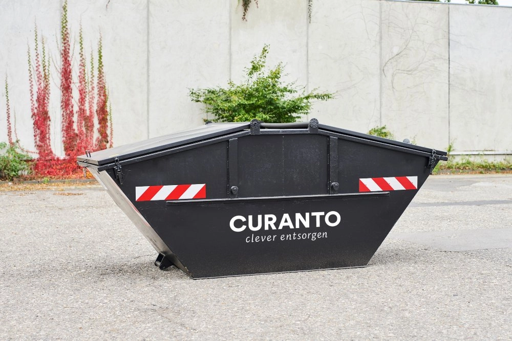 Großer schwarzer Müllcontainer