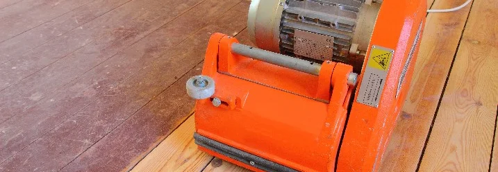 Schleifmaschine auf Holzboden