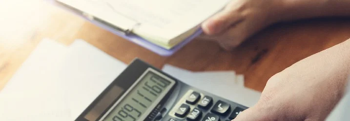 Person benutzt einen Taschenrechner.