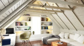 Gemütlicher Dachboden mit Arbeitsplatz und Sofa