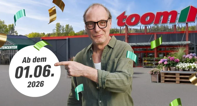 Ein Mensch steht vor einem Baumarkt und zeigt auf das Datum einer Neueröffnung.