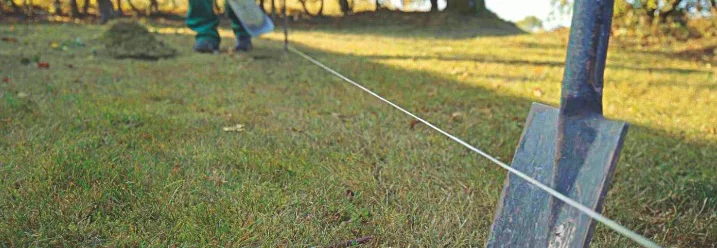 Schnur gespannt zwischen Spaten