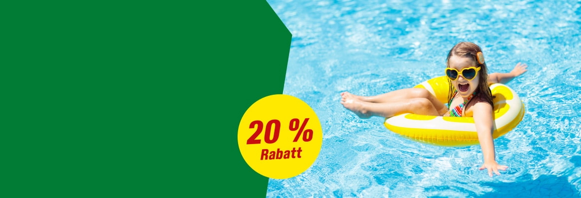 Kind im Schwimmring in einem Pool mit einem Rabatt-Hinweis.