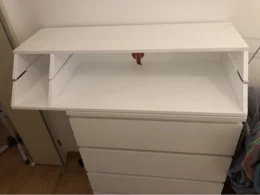 Offener weißer Wickeltisch