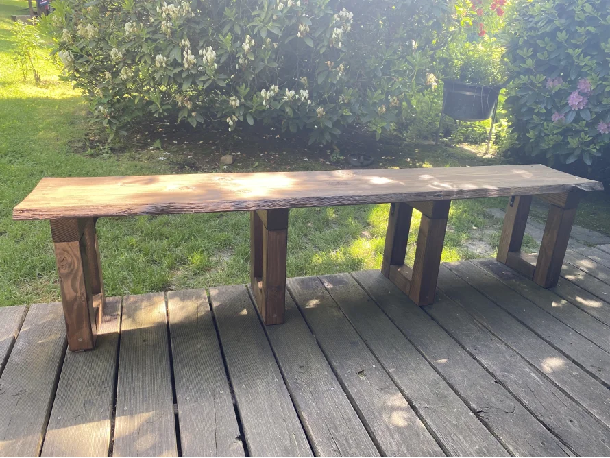 Eine Holzbank mit natürlicher Kante.