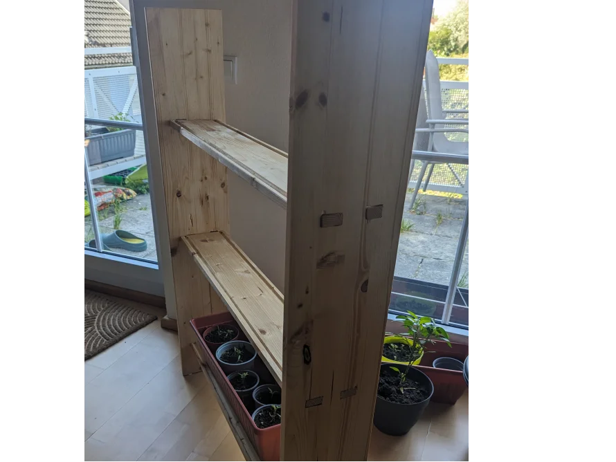 Holzregal mit drei Ebenen