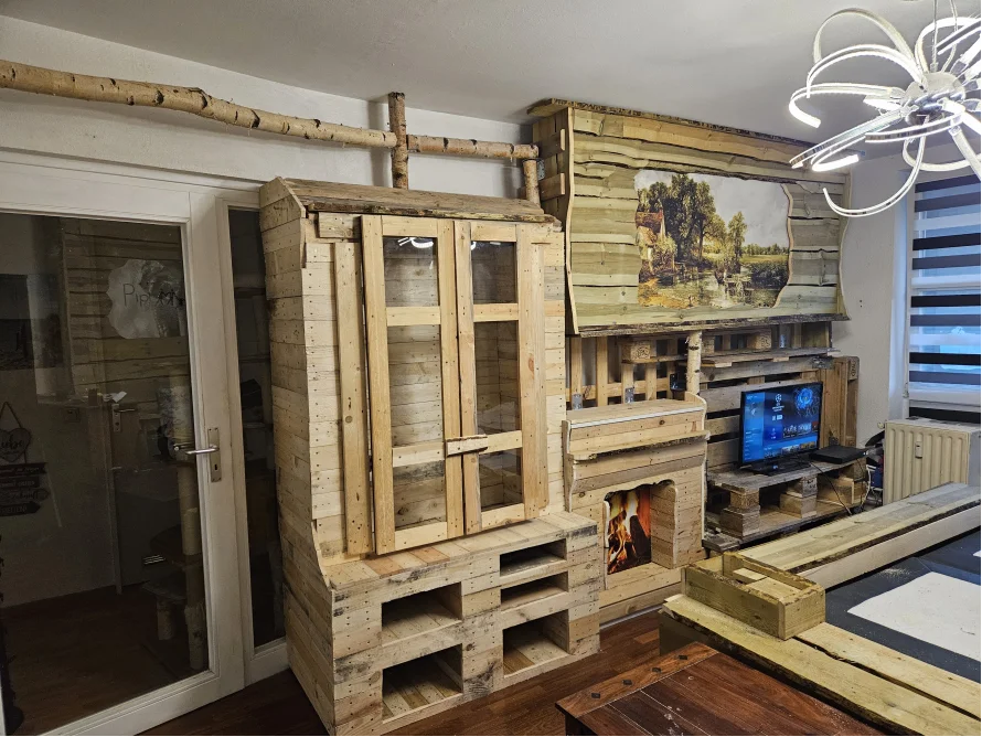 Ein Wohnzimmer mit Möbeln aus Palettenholz.
