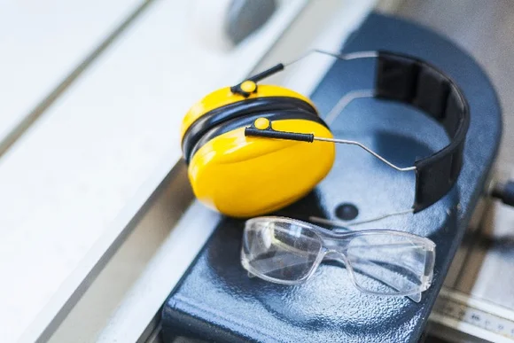 Gehörschutz und Schutzbrille