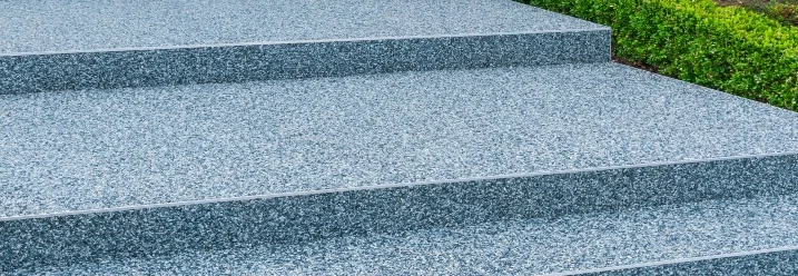 Graue Treppe mit Steinteppich im Freien