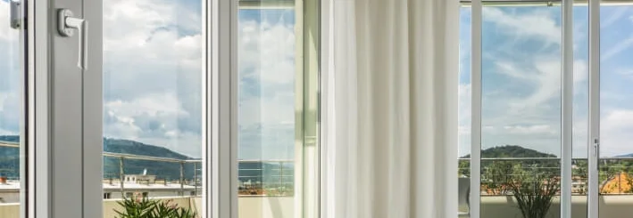 Heller Wohnraum mit Balkon und Aussicht