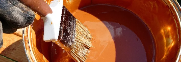 Pinsel in Dose mit Holzschutzlasur