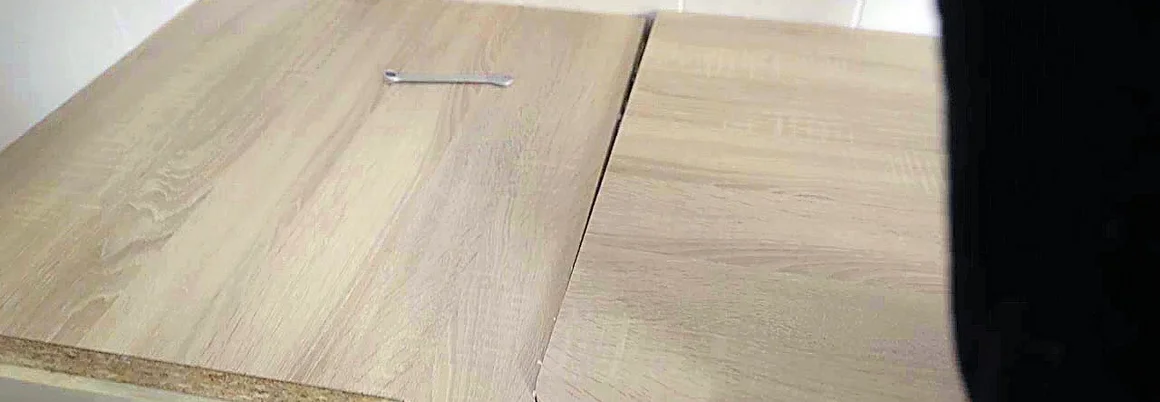 Person setzt Arbeitsplatte ein