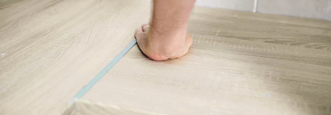 Hand drückt Arbeitsplatte zusammen