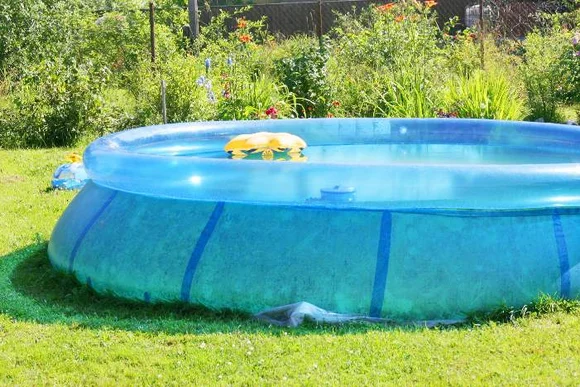 Blauer aufblasbarer Gartenpool