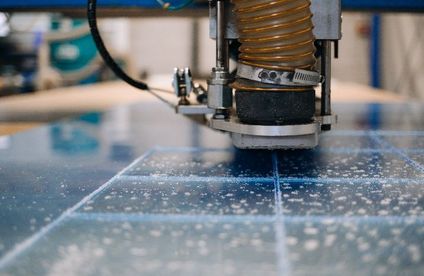 Plexiglas Plexiglas wird ausgeschnitten