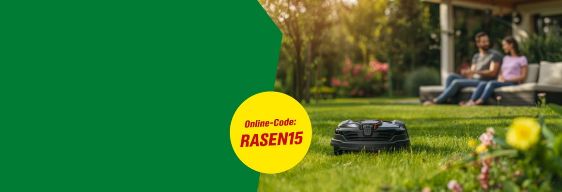 Online-Code: RASEN15. Mähroboter auf einem Rasen, während im Hintergrund zwei Personen entspannen.