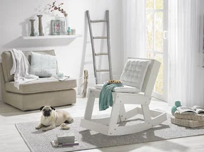 Weißer Schaukelstuhl aus Holz in einem Wohnzimmer