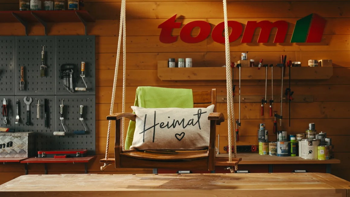 Holz-Schaukelstuhl mit Kissen