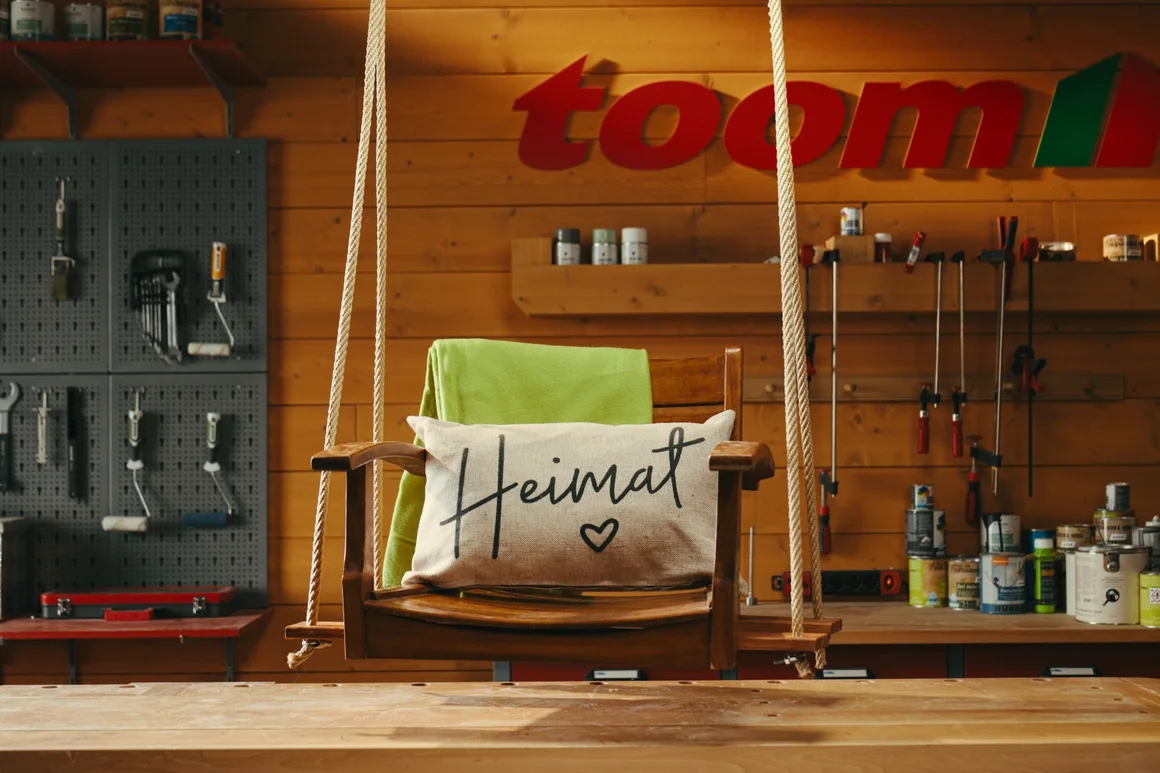 Holz-Schaukelstuhl mit Kissen