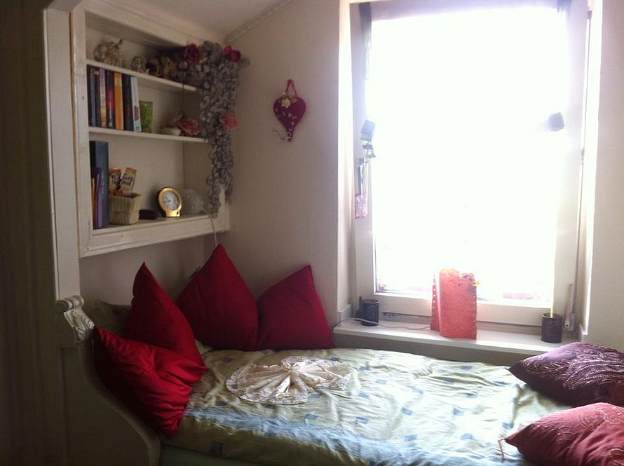 schmales Zimmer, Stauraum und schönes Bett :-)