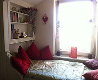 schmales Zimmer, Stauraum und schönes Bett :-)