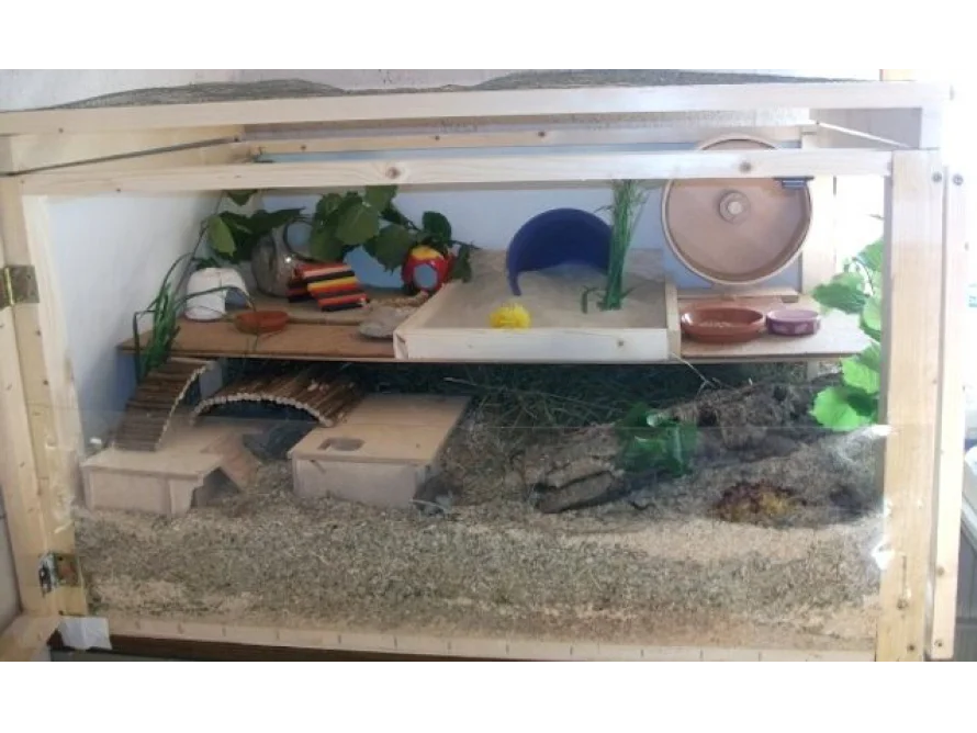 Geräumiger Hamsterkäfig aus Holz.