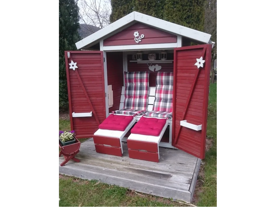 Gartenhaus mit zwei Liegen