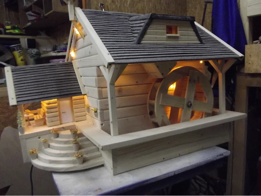 Beleuchtetes Holzmodell einer Wassermühle
