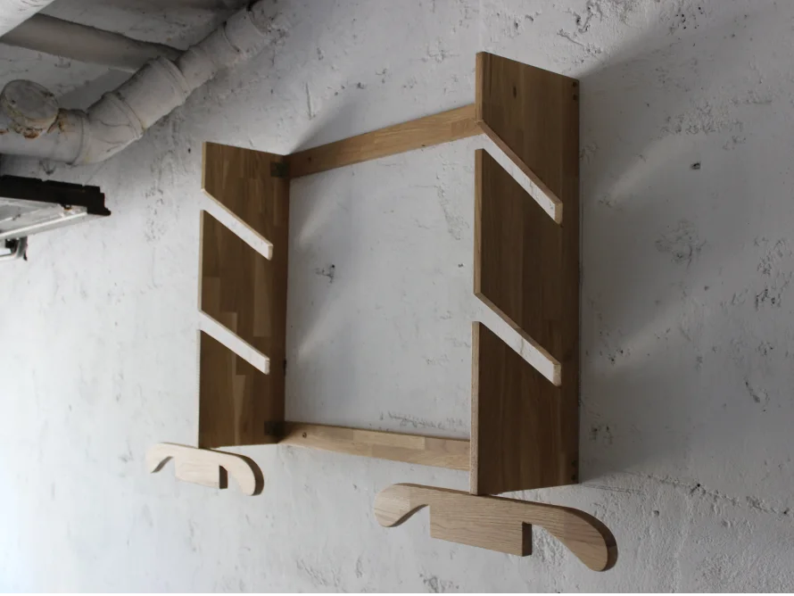 Hölzerne Wandhalterung für Snowboards