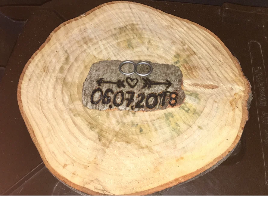 Zwei Ringe auf einer Baumscheibe