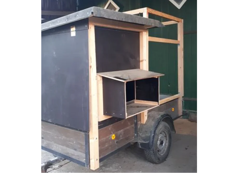 Hühnerstall auf einem Anhänger