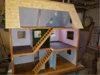 Unfertiges Puppenhaus aus Holz mit Dachschindeln
