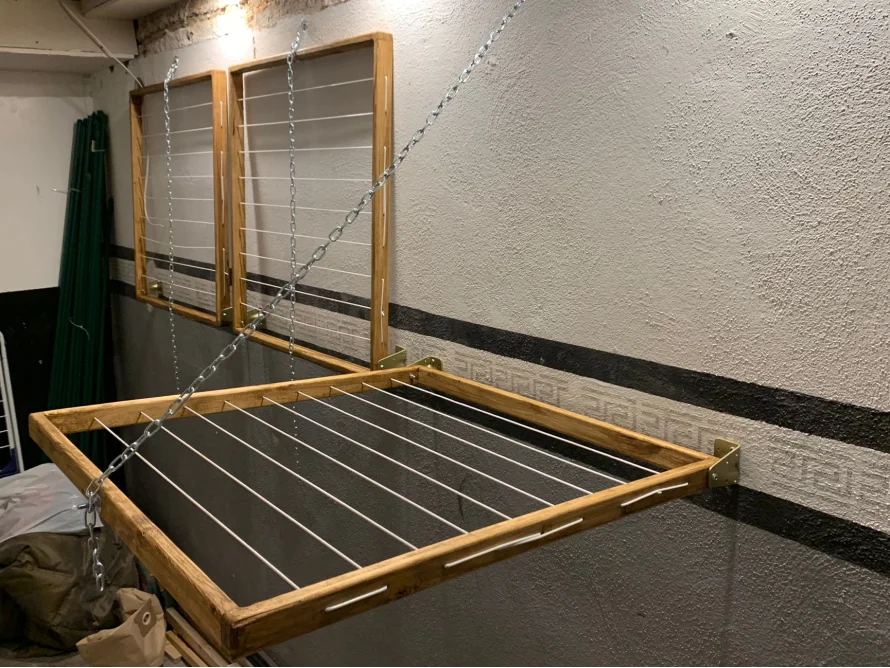 Klappbarer Wäscheständer aus Holz mit Ketten