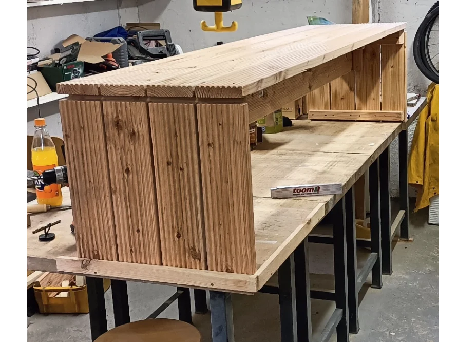 Holzbank während des Baus