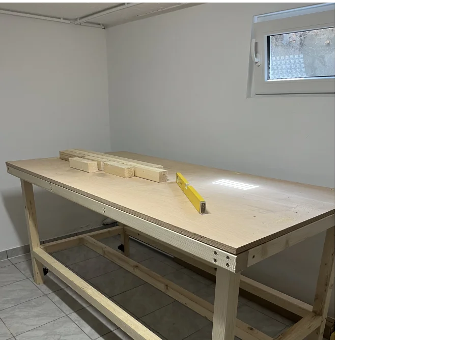 Werkbank mit Wasserwaage