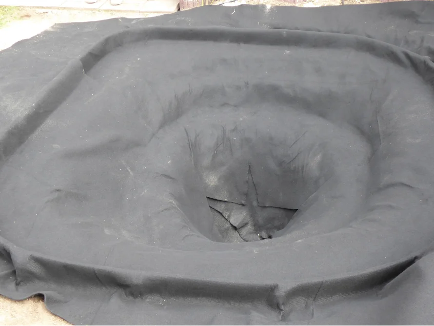 Schwarze Teichfolie ausgelegt