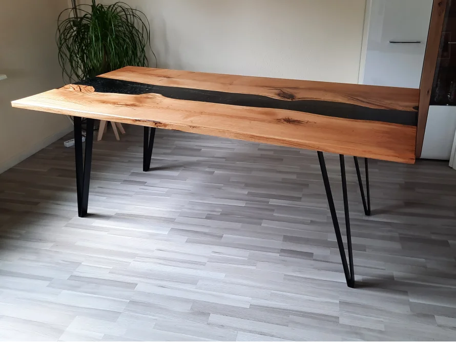 Holztisch mit schwarzem Einsatz und schwarzen Metallbeinen