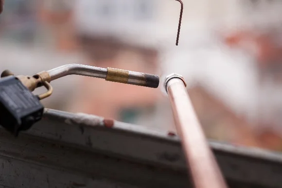 Löten eines Kupferrohrs mit einem Gasbrenner