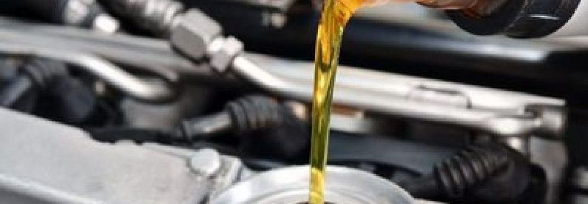 Öl wird nachgefüllt im Auto