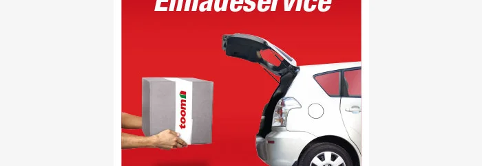 Person gibt Paket in Kofferraum