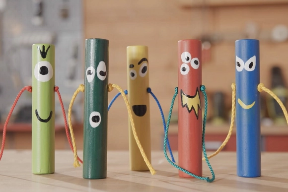 Fünf bemalte Holzfiguren