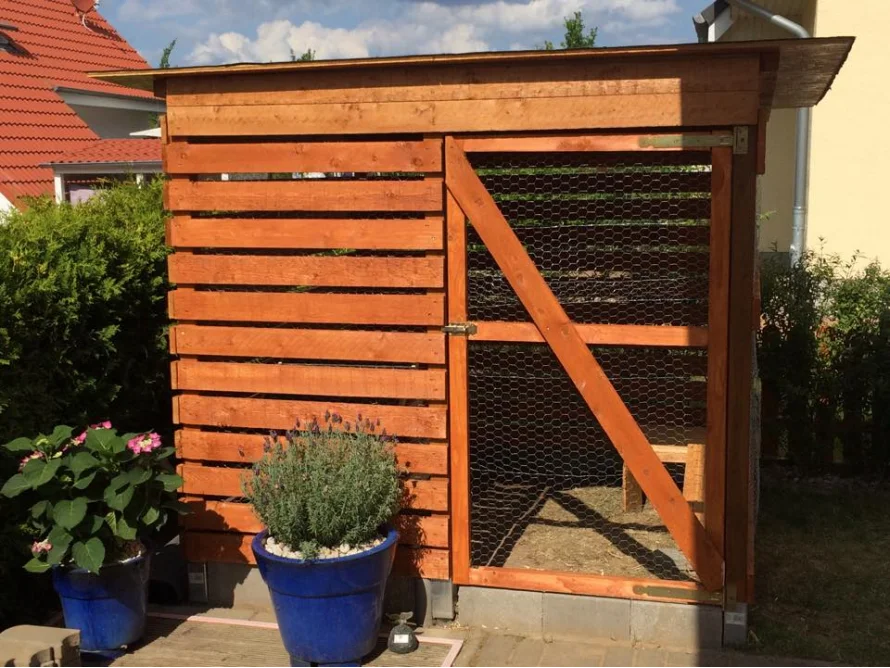 Hühnerstall aus Holz mit Drahtgeflecht