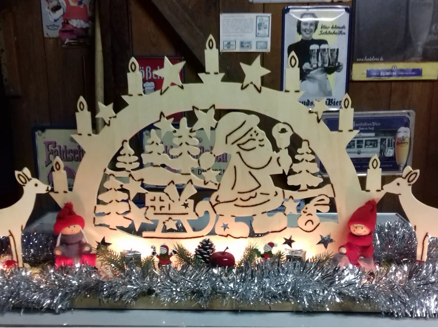 Hölzerne Weihnachtsdekoration mit Weihnachtsmann und Rentieren