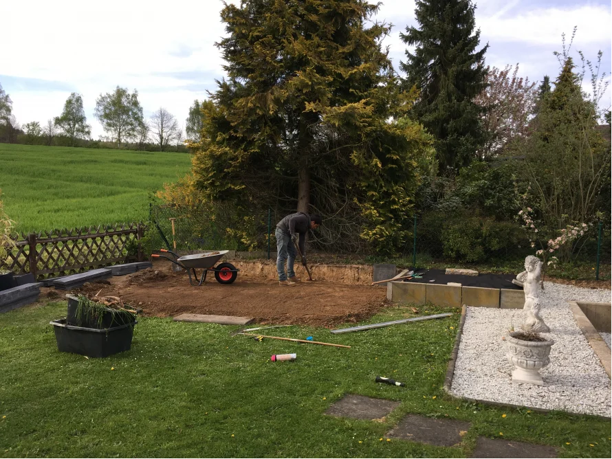 Person beim Ausheben von Erde mit einem Spaten