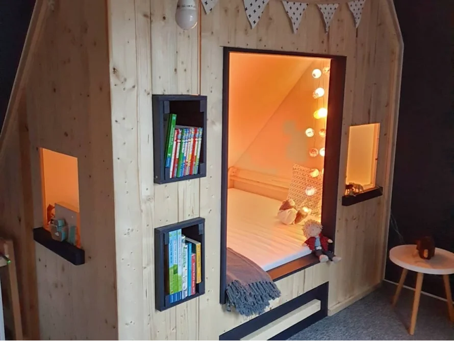 Gemütliches Spielhaus aus Holz mit Bett